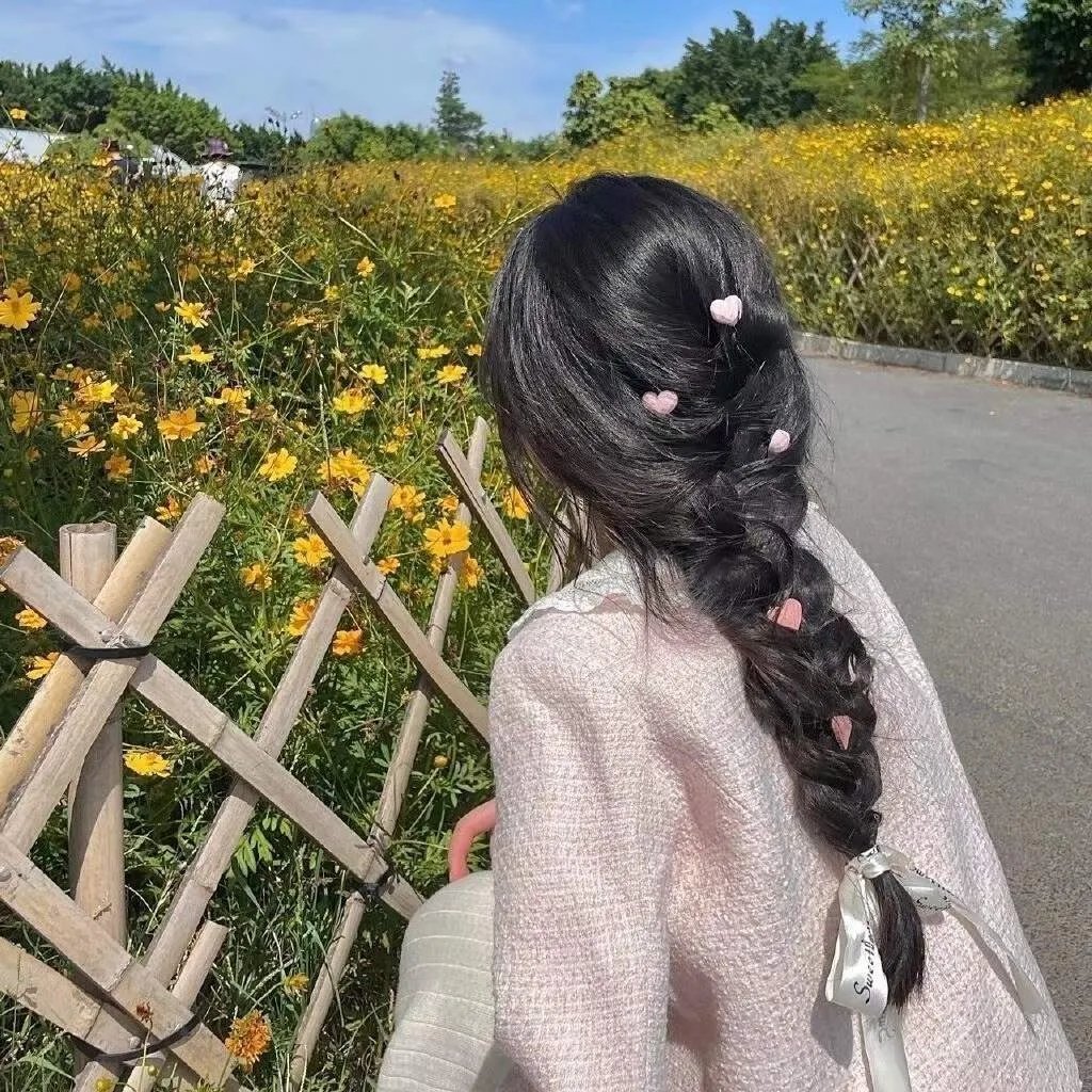 茜色少女
